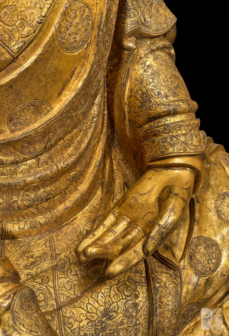 STATUE MONUMENTALE IMPÉRIALE D'UN MAÎTRE DE LA LIGNÉE DES KARMAPA EN BRONZE DORÉ  CHINE, DYNASTIE MING, XVE SIÈCLE - 图16